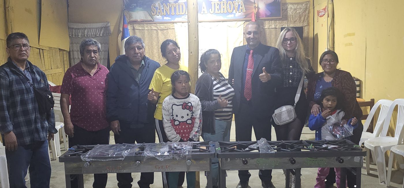 With the members of an olla común